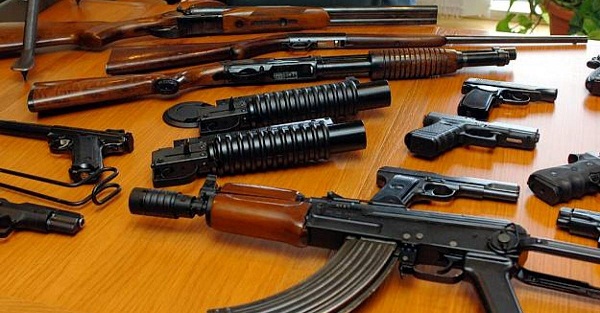 Policia në Prizren gjen armën e fshehur në frigorifer