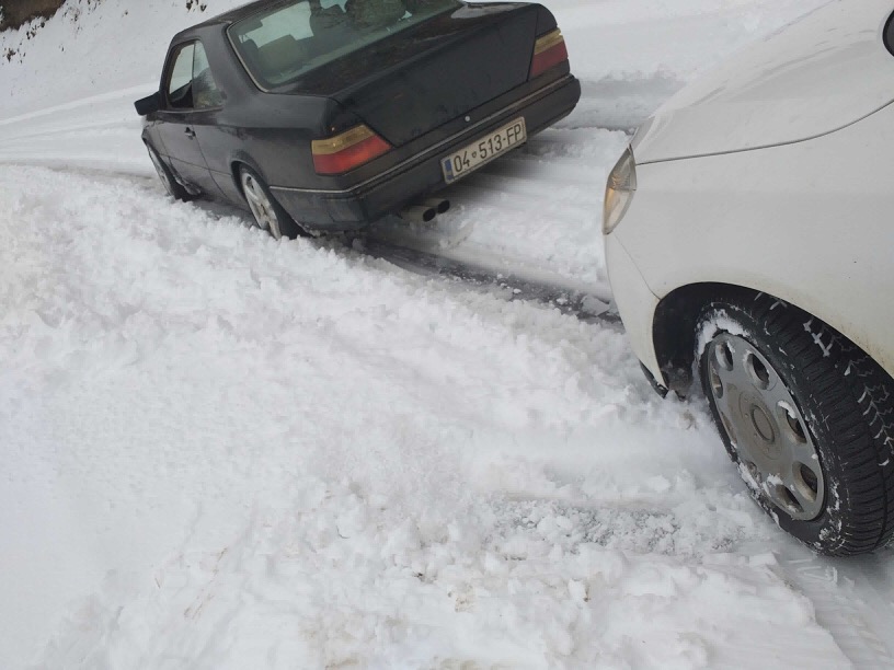 Rruga Dragash – Prizren e papastruar nga bora, vozitësit kanë mbetur deri 3 orë për të kaluar