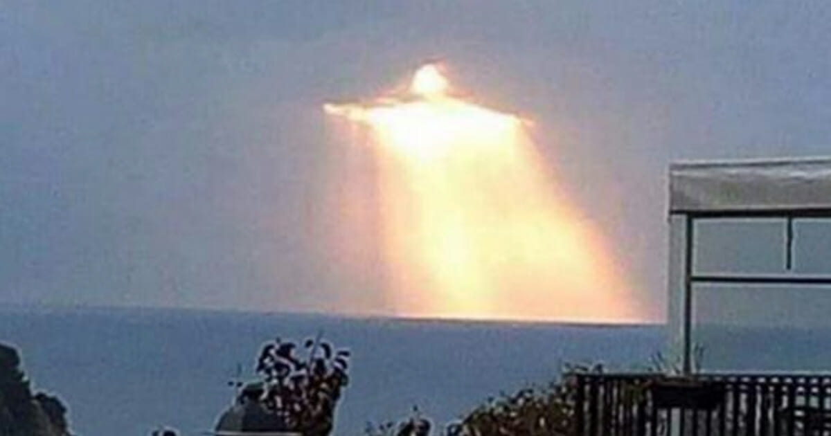 Breathtaking Image Of Jesus Appears In The Sky As The Sun Bursts