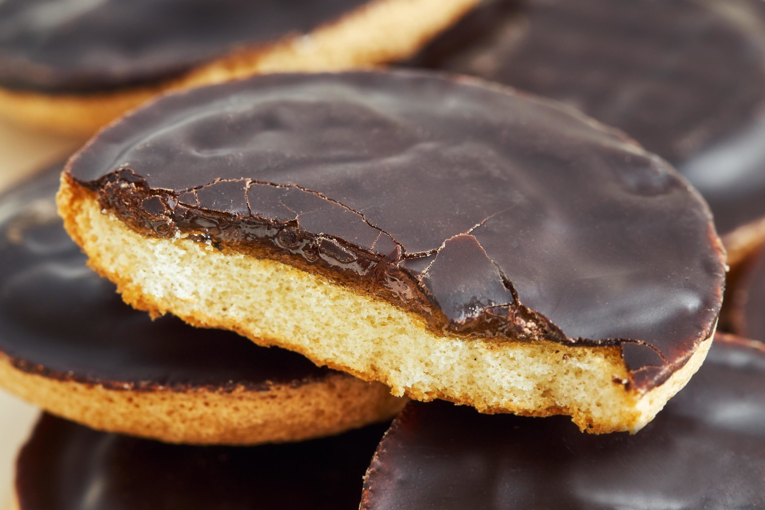 gruaja-tregon-receten-se-si-te-pergatisni-biskoten-‘jaffa-cake’-ne-shtepi