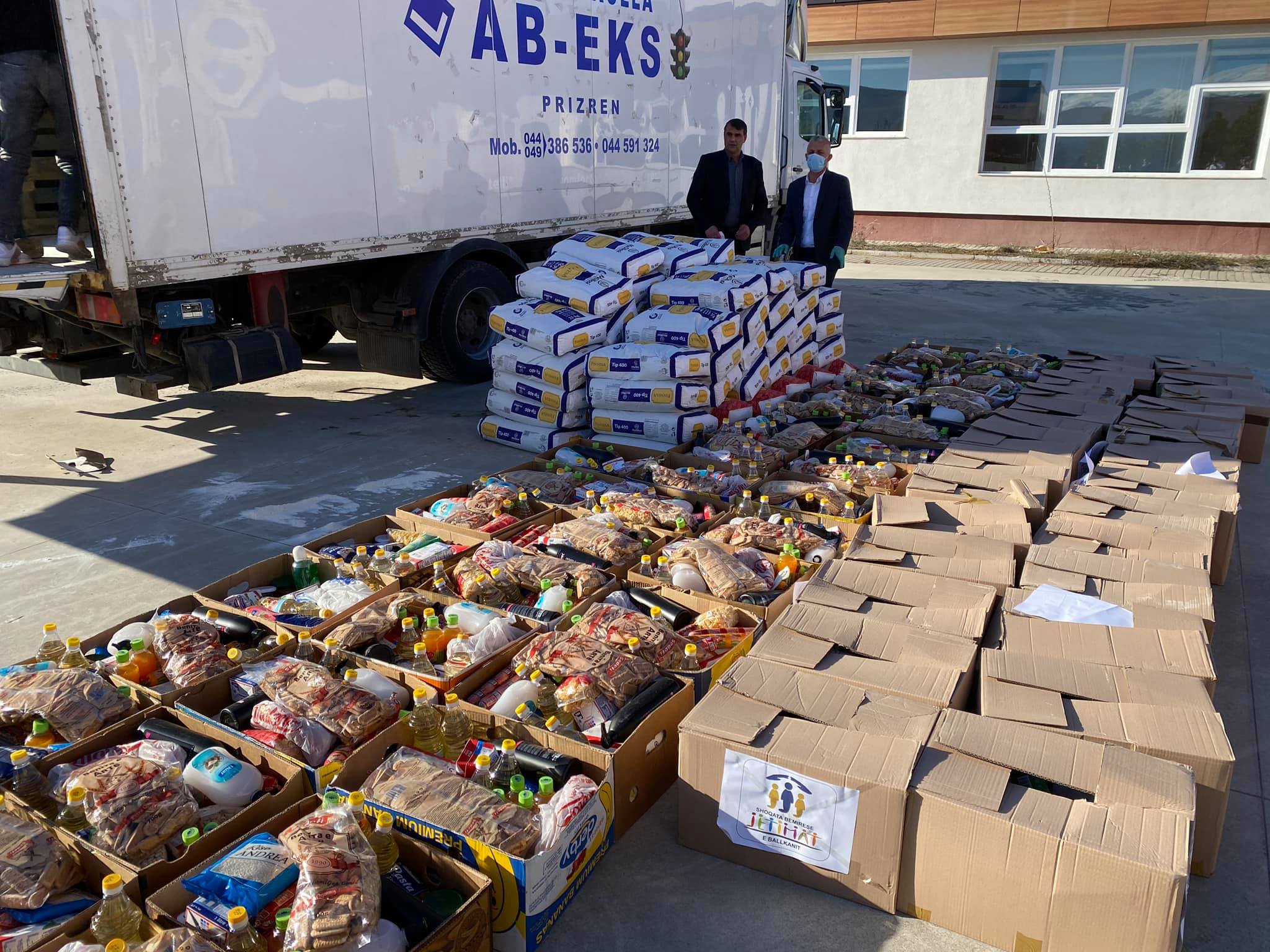 “Jetimat e Ballkanit” ndihmon me pako ushqimore dhe higjienike 70 familje në nevojë në Dragash