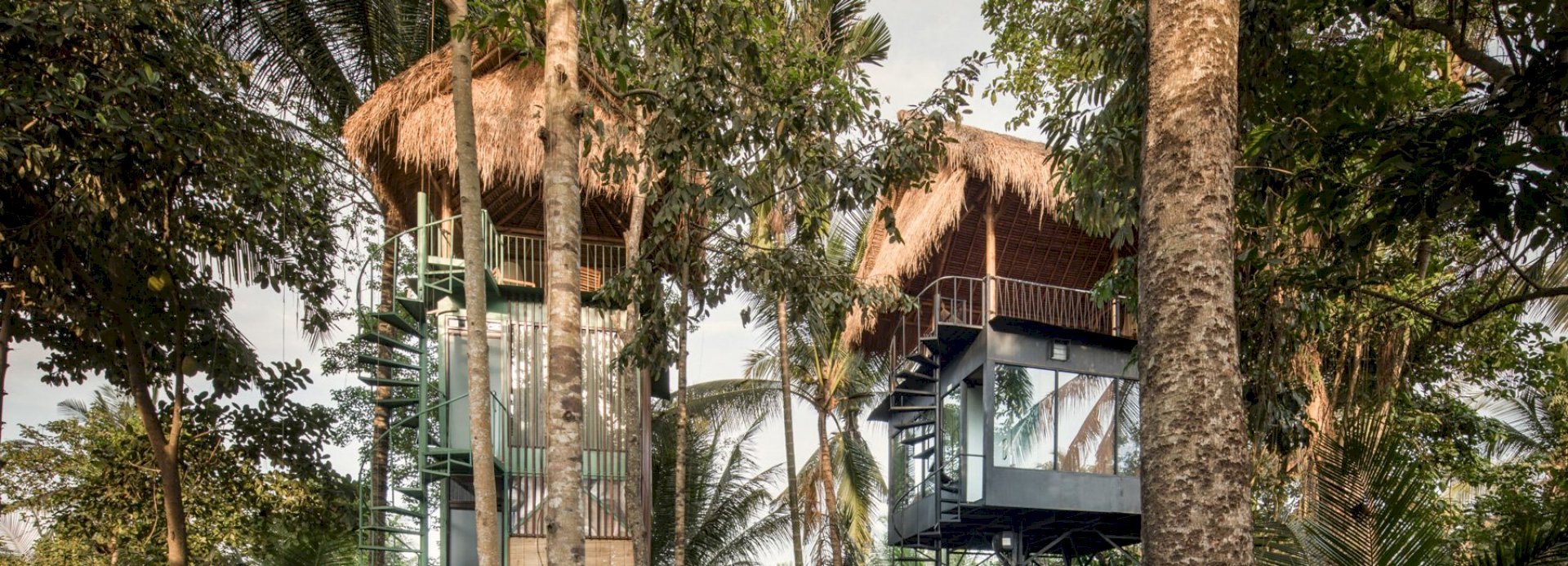 shtepia-peme-ne-bali-mikson-arkitekturen-tropikale-dhe-industriale