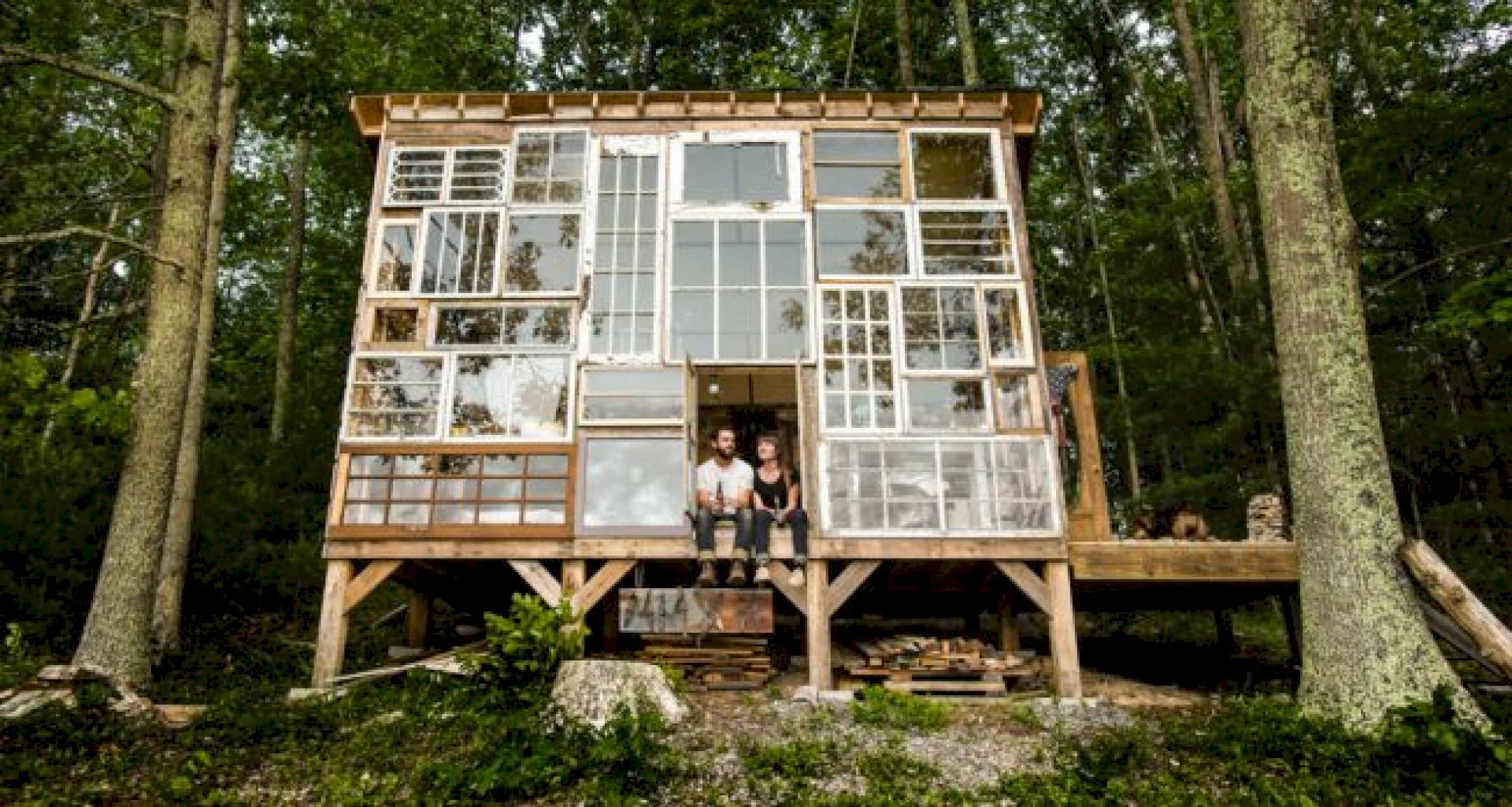 nje-cift-ndertuan-nje-kabine-nga-dritaret-e-ricikluara
