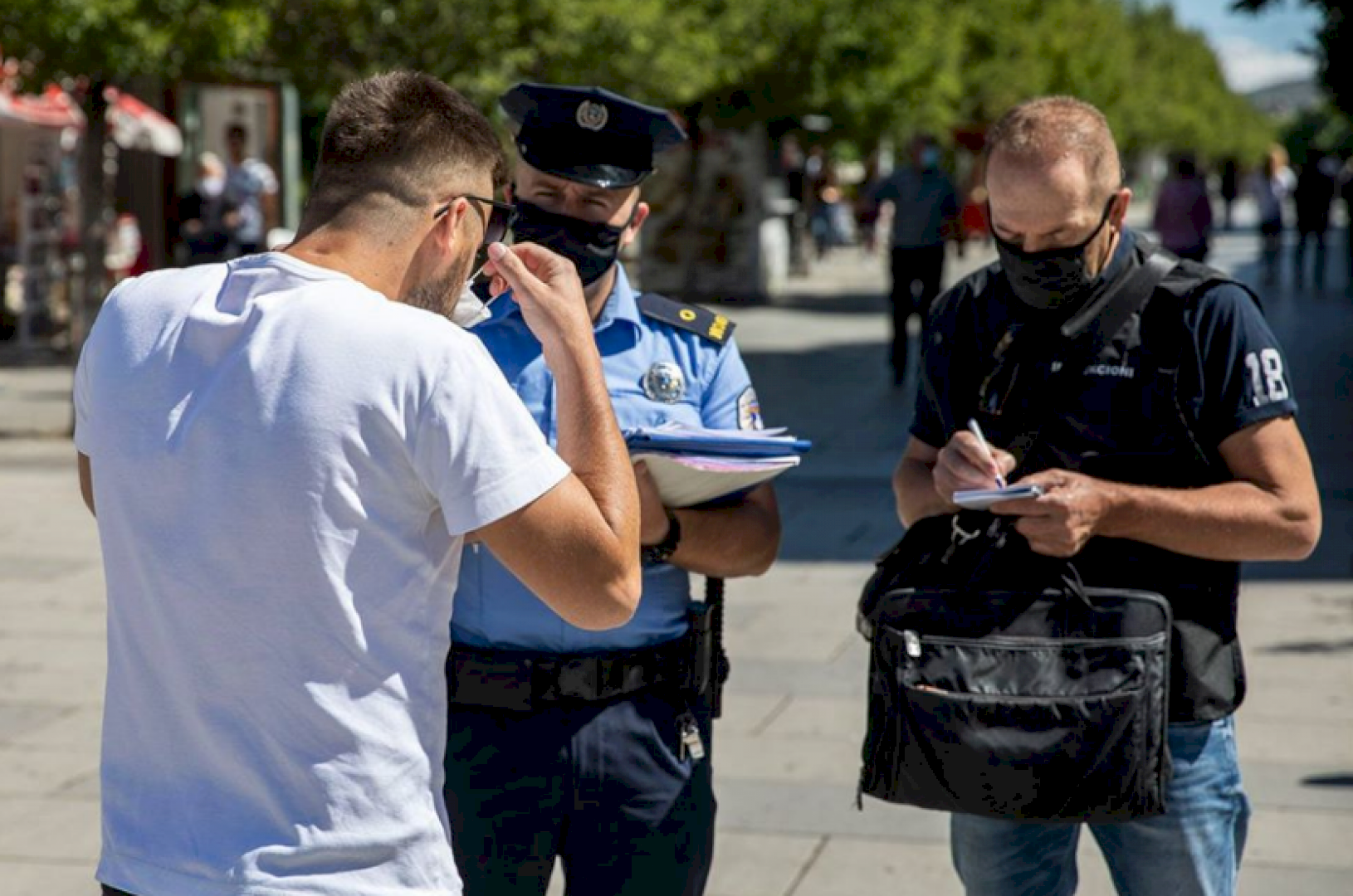 policia-tregohet-e-pameshirshme-ndaj-personave-qe-nuk-i-respektojne-masat-anti-covid