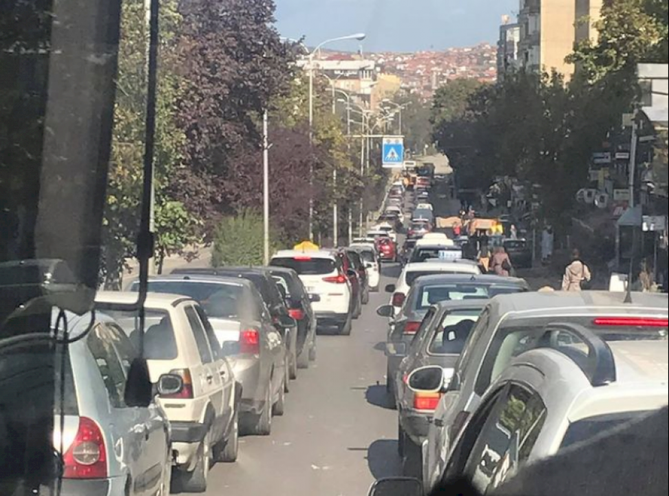 mos-i’a-mesyni-kesaj-rruge-te-prishtines,-ja-cka-po-ndodh-atje