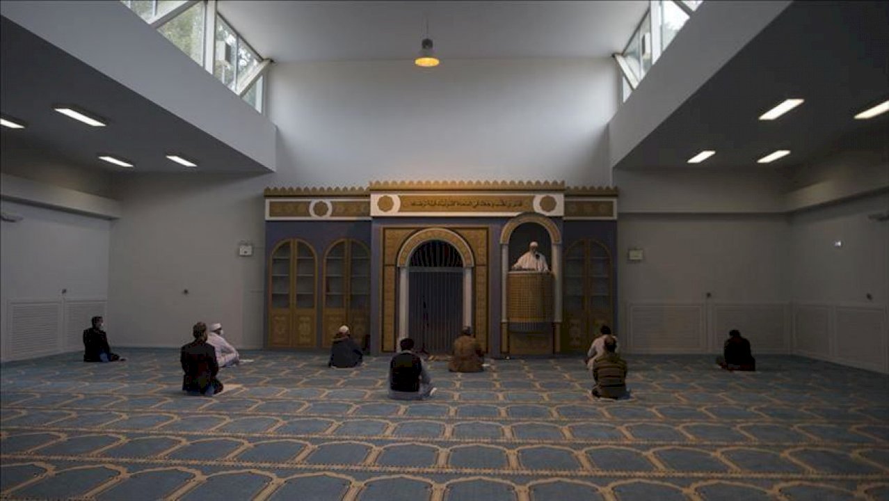 ne-xhamine-e-athines-falet-namazi-i-xhumase-se-pare