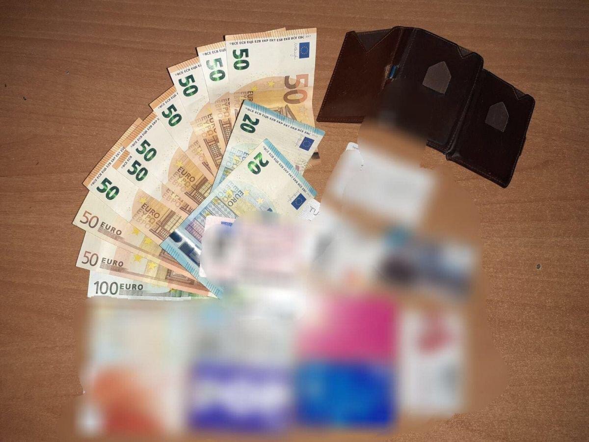 Qytetari human nga Dragashi e gjen portofolin me 1200 euro në deponi dhe lajmëron policinë