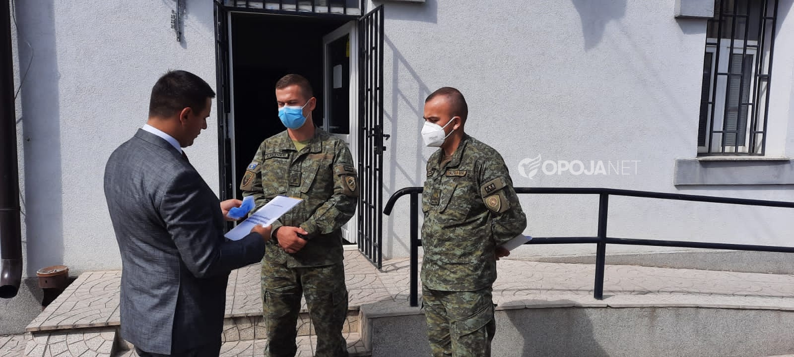 Ushtria e Kosovës furnizon me maska mbrojtëse shkollat në komunën e Dragashit