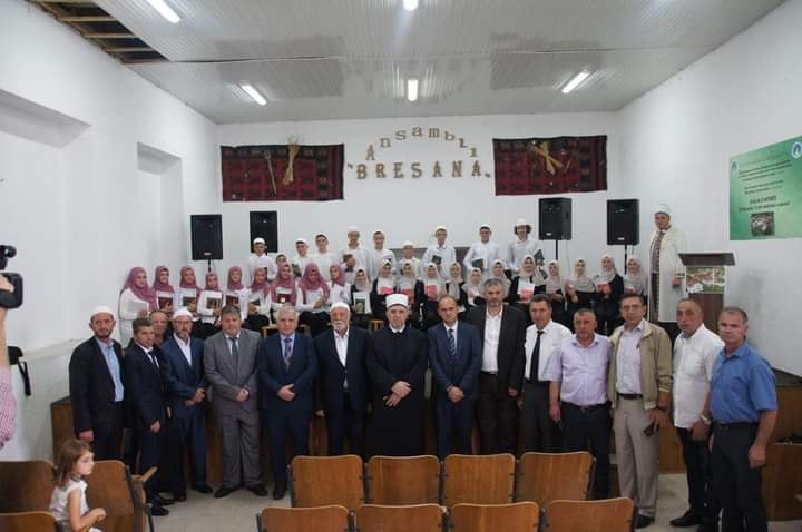 Në Bresanë u mbajt duaja e hatmës së vijuesve të mësim-besimit pranë xhamisë së vjetër të “Mehmet Kuklibegut”