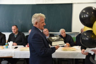 Një jetë në shërbim të arsimit shqip dhe çeshtjes kombëtare, pensionohet profesor Bejtullah Rakipi