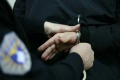 nje-i-arrestuar-ne-prishtine,-ngacmoi-nje-grua