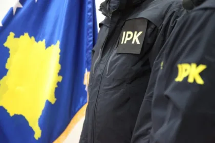 ky-eshte-polici-i-suspenduar-ne-mitrovice-pas-rastit-te-vjedhjes-se-armes-zyrtare-nga-nje-i-dyshuar