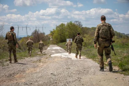ushtaret-amerikane-dhe-gjermane-patrullojne-pergjate-kufijve-te-kosoves