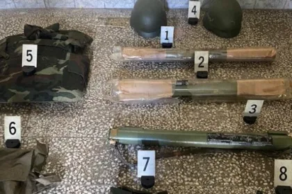 policia-gjen-arme-ne-mitrovice-te-veriut,-svecla:-terrorizem-i-sponsorizuar-nga-serbia