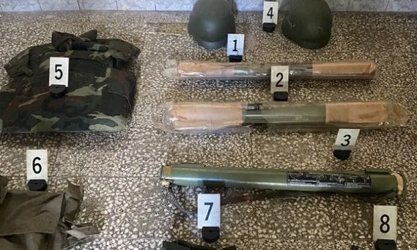 policia-gjen-arme-ne-mitrovice-te-veriut,-svecla:-terrorizem-i-sponsorizuar-nga-serbia